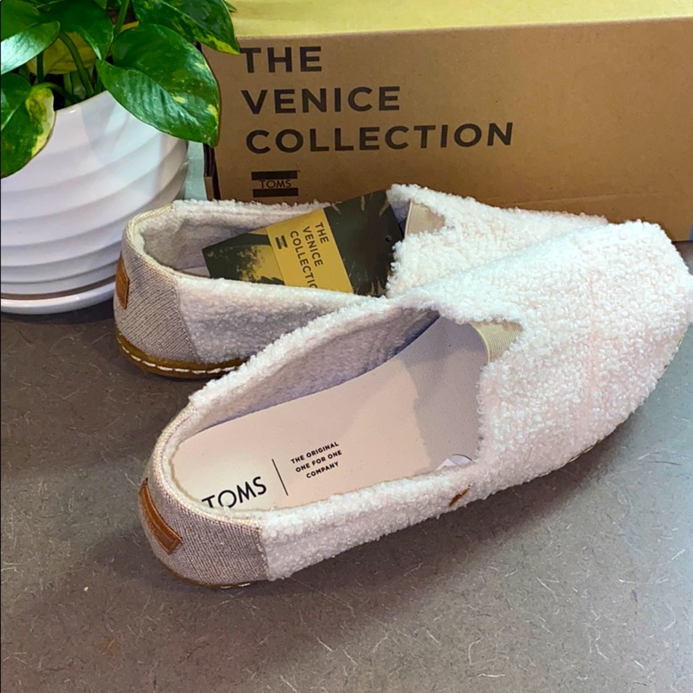 Toms classic natural plush